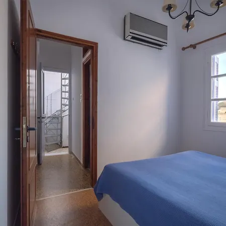 House In Castle Πάρος